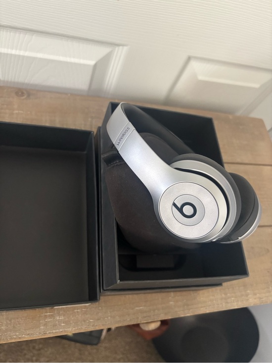 Apple Other - Beats headphones silver